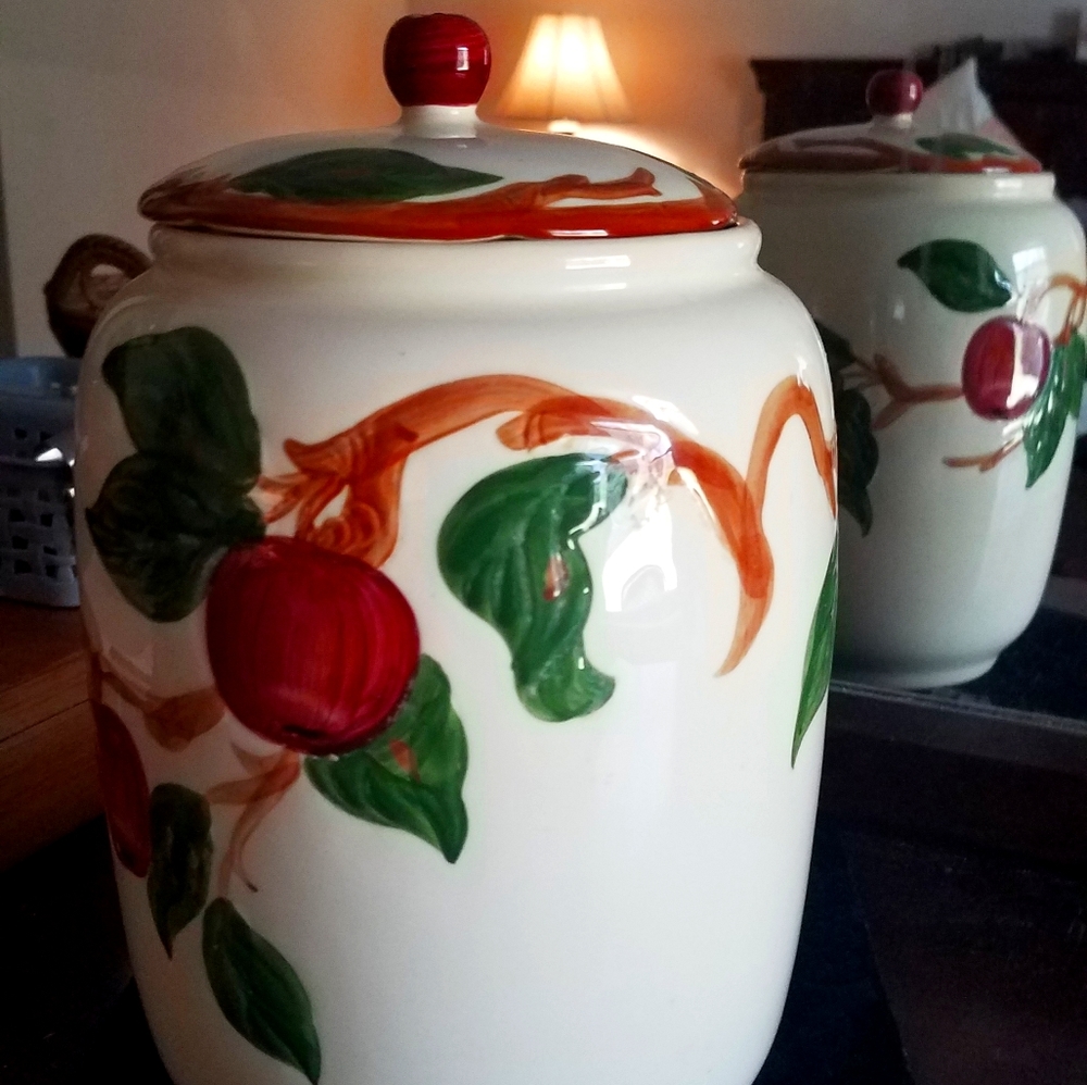 Apple fransician cookie jar in wonderful condition